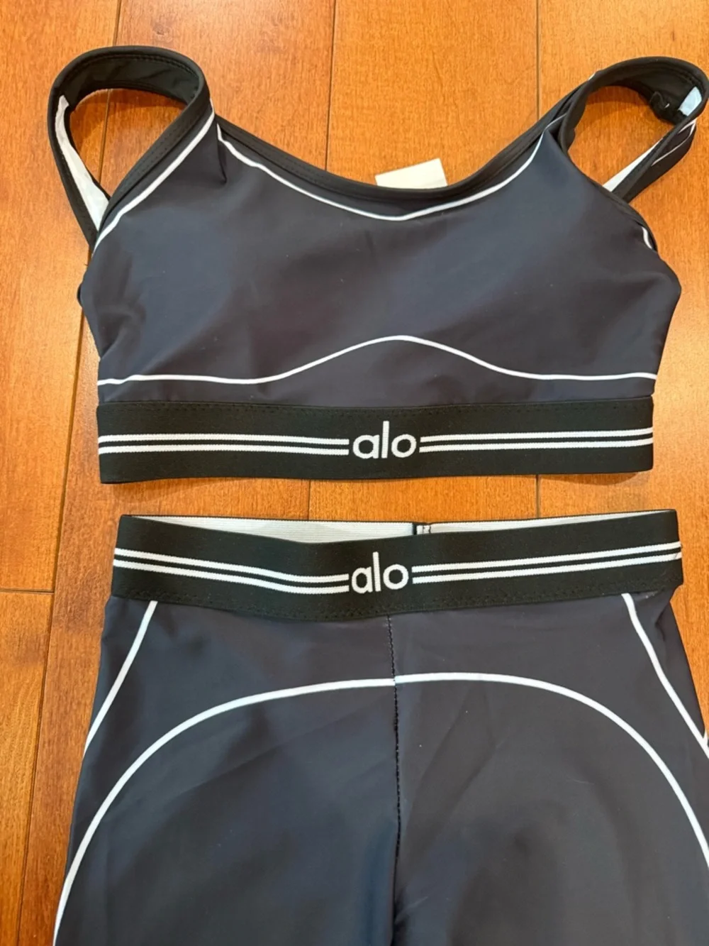 Alo Yoga Black Legging and Sports Bra Set with White Piping - Picture 2 of 4